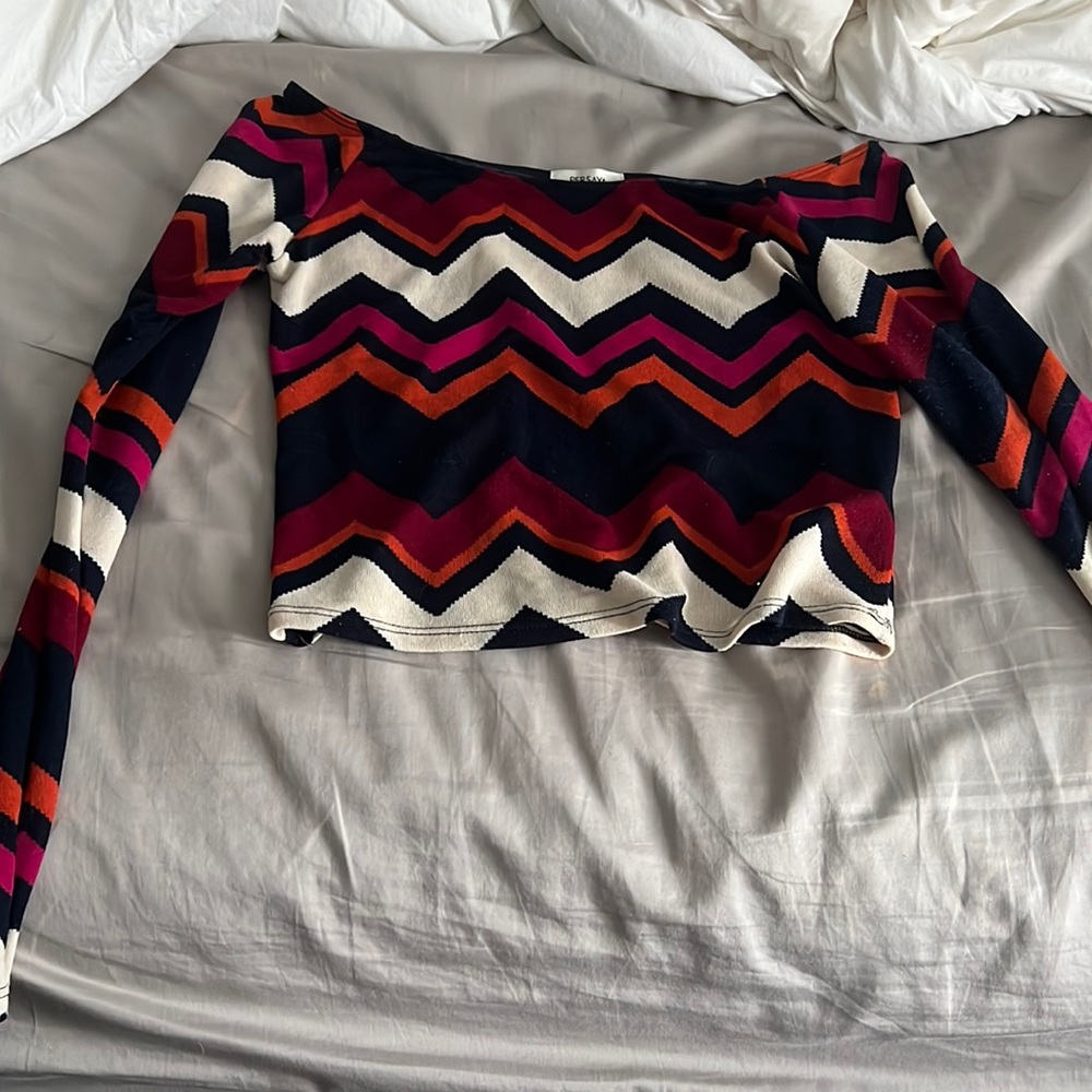 Long sleeve abstract crop top